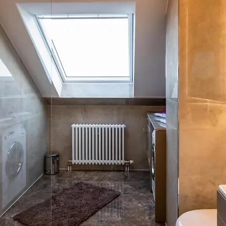 Deluxe Apartment: Messe-adjacent With Garage Apartment