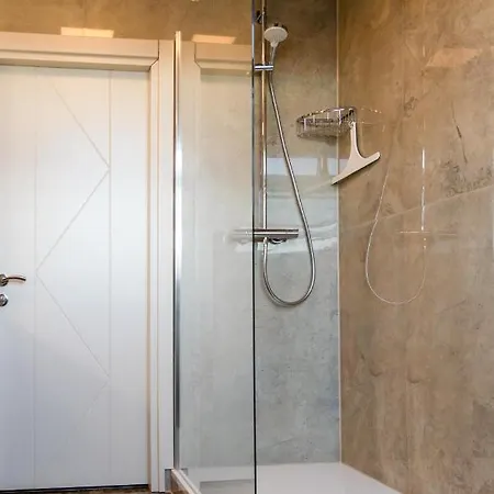 Deluxe Apartment: Messe-adjacent With Garage *